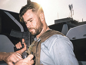 Chris Hemsworth behind the scenes of EXTRACTION (2020)