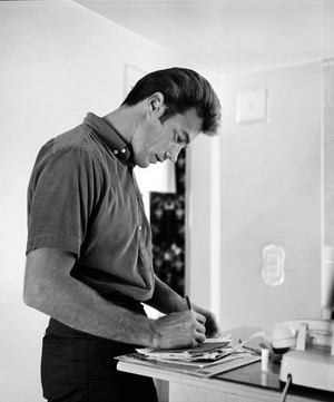  Clint Eastwood photographed at home da Larry Barbier Jr -early 1960s