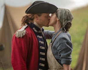 Jamie and Claire kiss - Season 5