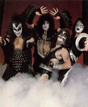  吻乐队（Kiss） ~Detroit, Michigan...May 14-15, 1975 (Alive! 照片 shoot) Fin Costello