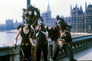  baciare ~London, England...May 10, 1976 (Heathrow Airport, Westminster Bridge and Buckingham Palace)