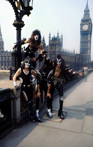  吻乐队（Kiss） ~London, England...May 10, 1976 (Heathrow Airport, Westminster Bridge and Buckingham Palace)