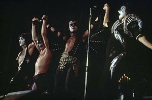  চুম্বন ~London, England...May 15, 1976 (Destroyer Tour)