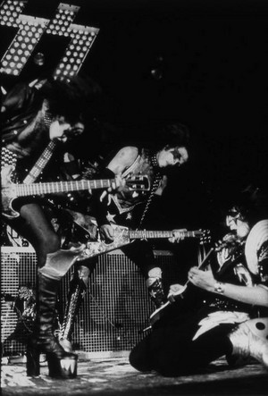  Ciuman ~London, England...May 15, 1976 (Destroyer Tour)