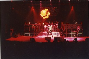  ciuman ~London, England...May 15, 1976 (Destroyer Tour)