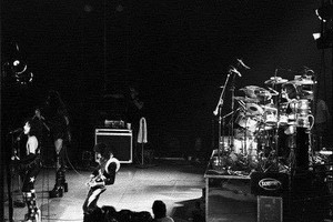  ciuman ~Long Beach, California...May 31, 1975 (Dressed to Kill Tour)