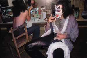  Paul and Gene ~Los Angeles, California...June 4, 1975 (Dressed To Kill - White Room bức ảnh Session)