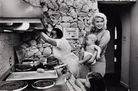  At home pagina With Jayne Mansfield And Her Family