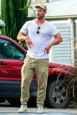  Chris Hemsworth || Byron Bay, Australia - June 12, 2020