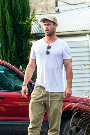  Chris Hemsworth || Byron Bay, Australia - June 12, 2020