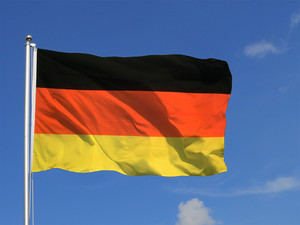  Deutsche fliegende Fahne, ganz oben an dem Fahnenmast