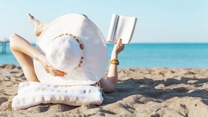  Girl leitura Book at de praia, praia