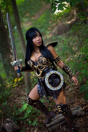  Hot And Sexy Xena Cosplay द्वारा Sami Bess - in Honor of the Show's 23rd Anniversary in 2018