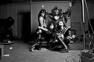  KISS ~Hotter Than Hell تصویر session and outtakes...August 18, 1974 (The Stage)