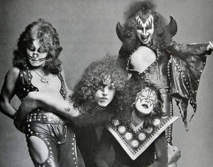  吻乐队（Kiss） ~Hotter Than Hell 照片 session and outtakes...August 18, 1974 (The Stage)