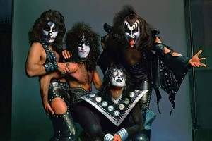  KISS ~Hotter Than Hell تصویر session and outtakes...August 18, 1974 (The Stage)
