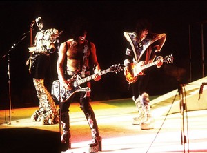  চুম্বন (NYC) July 24-25, 1979 (Dynasty Tour)