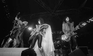  চুম্বন (NYC) June 24, 1979 (Dynasty Tour)