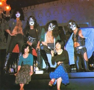  Kiss (NYC) фото shoot for Музыка Life magazine (Ashley's Restaurant)