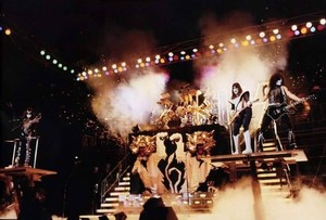  halik ~San Diego, California...August 19, 1977 (Love Gun Tour - ALIVE II litrato Shoot)