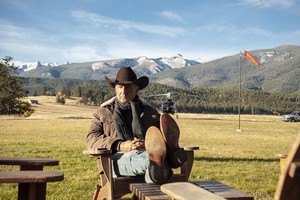  Kevin Costner as John Dutton in Yellowstone: Coming trang chủ