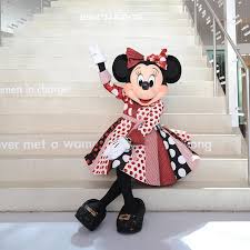  Minnie Wearing DVF envolver, abrigo Dress