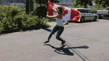  Proud Canuck - Girl on Roller Skates, montrer Her Canadian Waving Flag to the World