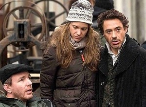  Robert Downey Jr and Susan Downey on set of Sherlock Holmes (2009)