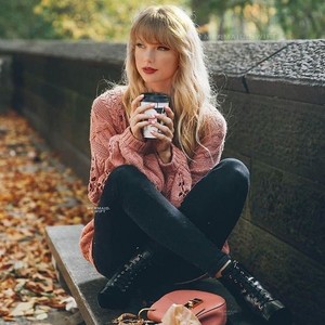 Taylor Swift 💛🌹