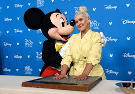  Christina Aguilera And Mickey ماؤس Disney 23 Expo