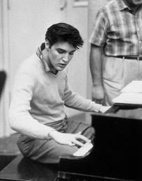  Elvis At The पियानो