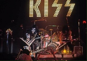  baciare ~Detroit, Michigan...September 28, 1974 (KISS Tour)