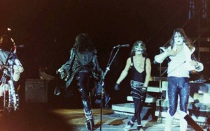  halik ~Los Angeles, California...August 28, 1977 (Love Gun Tour)