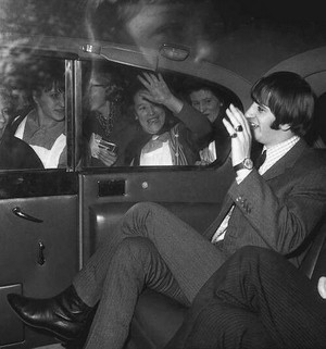  Ringo waving to Фаны