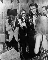  Elvis Backstage With Những người bạn