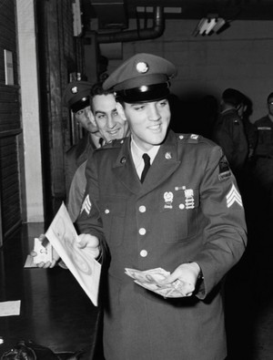  Elvis Presley Receiving Final Army Pay