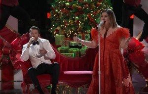 Brett Eldredge and Kelly Clarkson || Under The Mistletoe || The Voice 2020