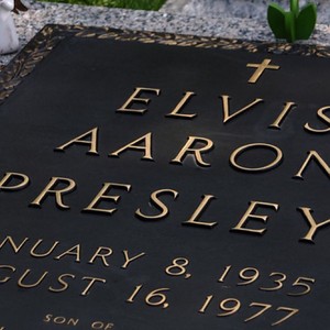  Gravesite Of Elvis Presley