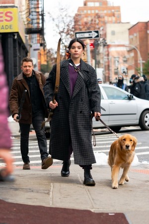  Hailee, Jeremy and Lucky the 比萨, 比萨饼 Dog on set of ‘Hawkeye’ in New York | December 8, 2020