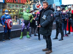  Jeremy Renner बी टी एस in New York filming Hawkeye