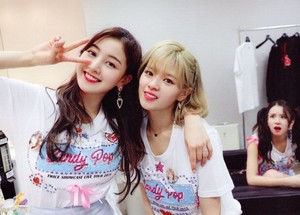  Jihyo and Jeongyeon