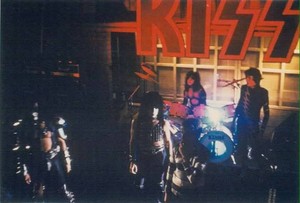  키스 ~Hilversum, Netherlands...November 26, 1982 (Top of the Pop)