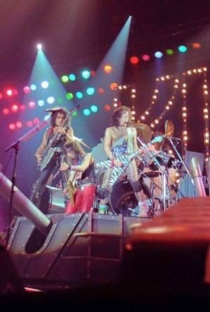  ciuman ~London, England...October 23, 1983 (Lick it Up World Tour)