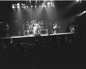  Ciuman ~New Haven, Connecticut...December 18, 1976 (Rock and Roll Over Tour)