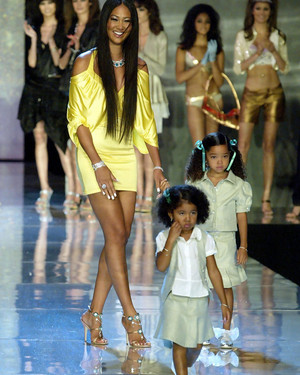 Kimora Lee Simmons with her daughters