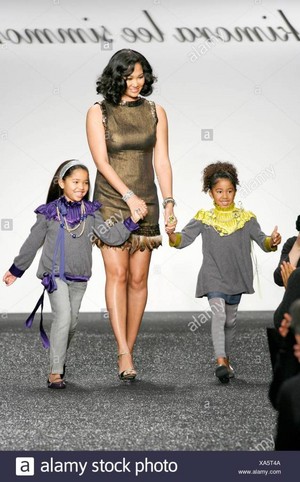  Kimora Lee Simmons with her daughters