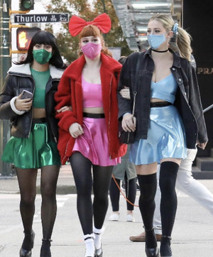  Madelaine Petsch, Camila Mendes and Lili Reinhart, walking together in Vancouver on 31.10.2020.
