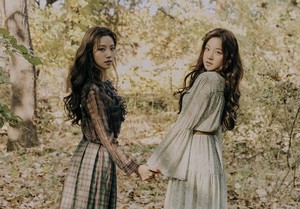 Yuqi and Yeoreum for 1st Look 