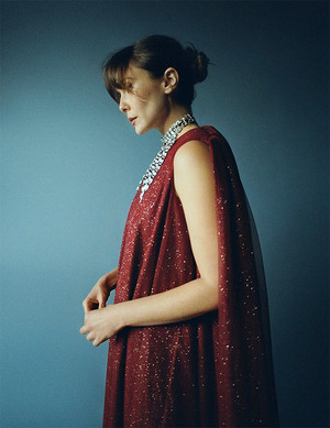  Elizabeth Olsen photographed oleh Amar Daved for ELLE (2021)