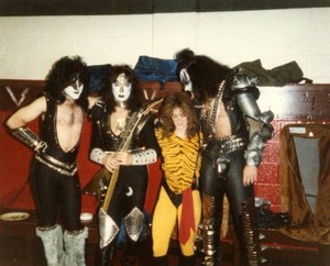  ciuman ~Montreal, Quebec, Canada...January 13, 1983 (Creatures of the Night Tour)